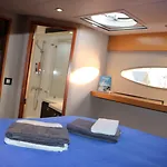 Floatinn Boat-bnb 3*