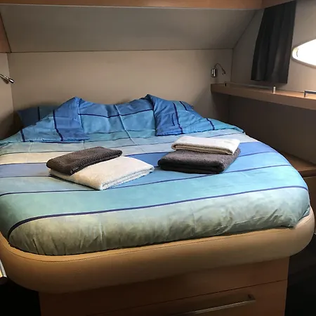 Floatinn Boat-bnb Botel 3*