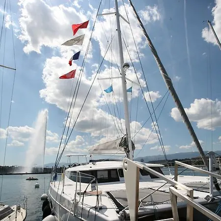Floatinn Boat-bnb Botel 3*