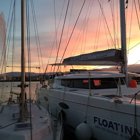Botel Floatinn Boat-bnb 3*