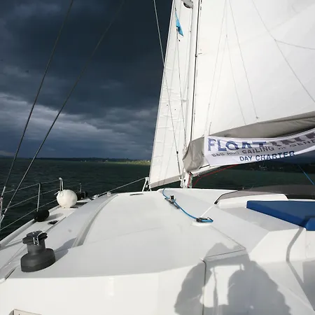 Botel Floatinn Boat-bnb 3*