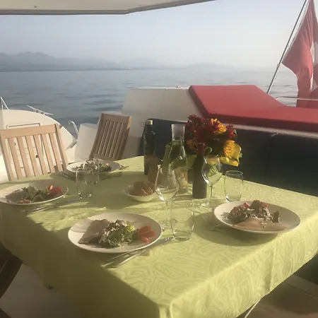 Floatinn Boat-bnb Botel 3*